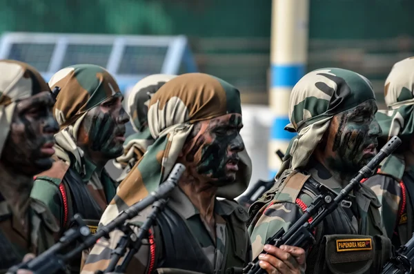 Tentara India dengan AK-47 — Stok Foto