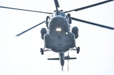 gökyüzünde uçan helikopter