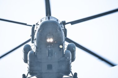 gökyüzünde uçan helikopter