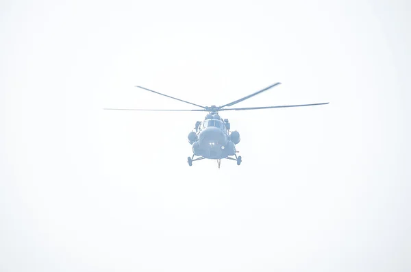 Helicóptero voando no céu — Fotografia de Stock