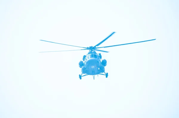 Helicóptero voando no céu — Fotografia de Stock