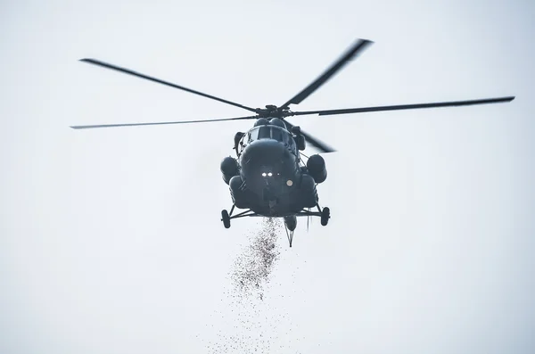 Helicopter latająca w niebo — Zdjęcie stockowe