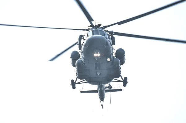 Вертолет летит в небе — стоковое фото