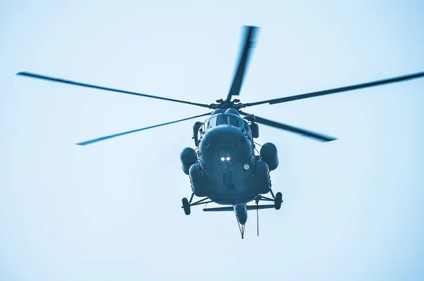 Helicóptero voando no céu — Fotografia de Stock