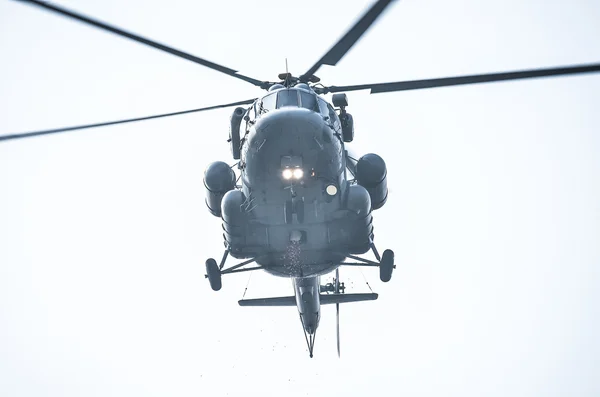 Vrtulník létání v nebi — Stock fotografie