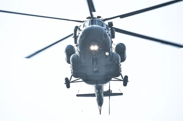 Helicóptero voando no céu — Fotografia de Stock