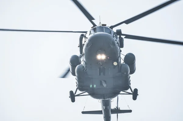 중간 하늘에서 비행 하는 헬기 — 스톡 사진
