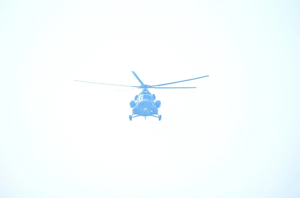 Helicóptero volando en medio del cielo — Foto de Stock