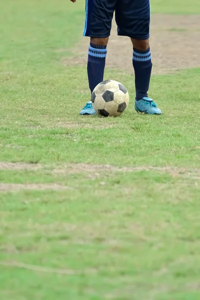 Jugador de fútbol tomar tiro libre — Foto de Stock