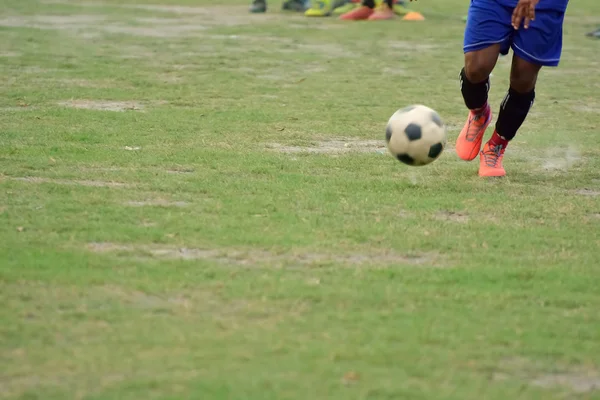 Coup de pied ballon de football — Photo