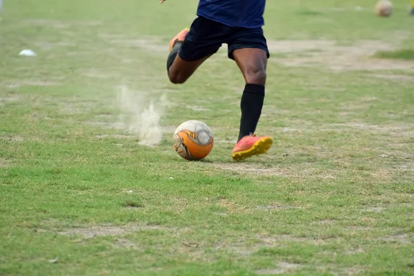 Chico patada pelota de fútbol —  Fotos de Stock