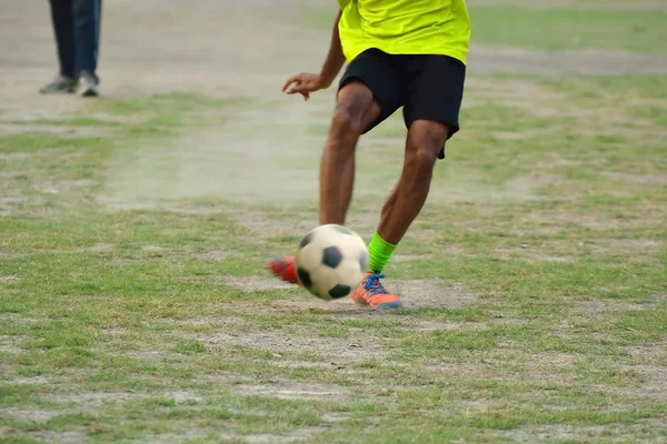 Junge kickt Fußball — Stockfoto