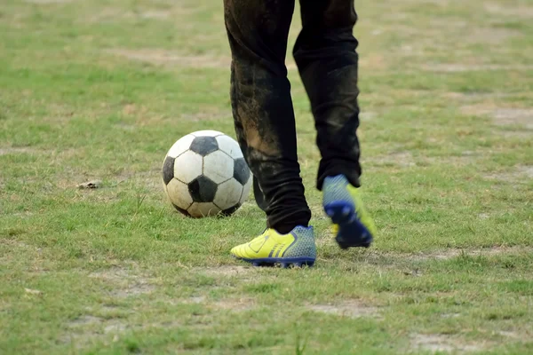 Chlapec hraje fotbal — Stock fotografie