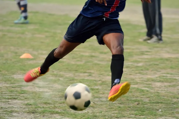 Junge spielt Fußball — Stockfoto