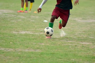 Çocuk futbol oynuyor.