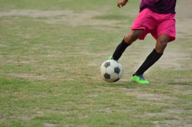 Çocuk futbol oynuyor.