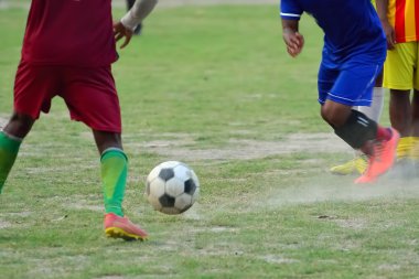 Çocuklar futbol oynuyor.