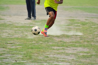 Futbolcu bir futbol topu tekmeyi basacak