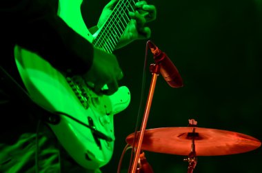 Gitar çalan sanatçı