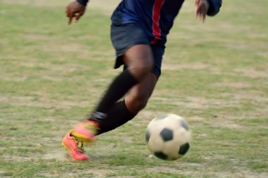 Futbolcu bir futbol topu tekmeyi basacak