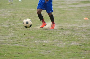 Çocuk futbol oynuyor.