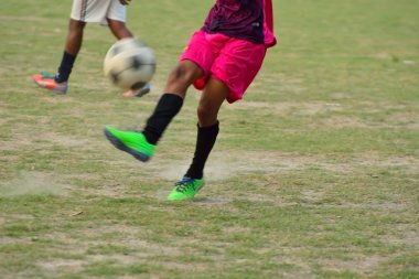 Çocuk futbol oynuyor.