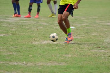 Çocuk futbol oynuyor.