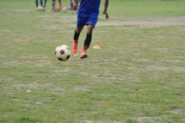 Çocuk futbol oynuyor.