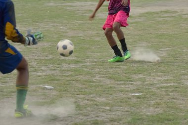 Çocuk futbol oynuyor.