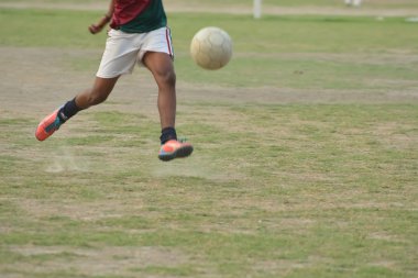 Çocuk futbol oynuyor.