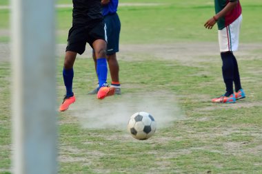 Çocuk futbol oynuyor.