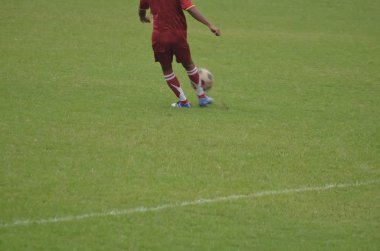 Çocuk futbol oynuyor.