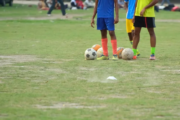 Pojkar är redo att spela fotboll — Stockfoto