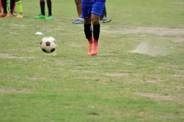 Menino jogando futebol — Fotografia de Stock