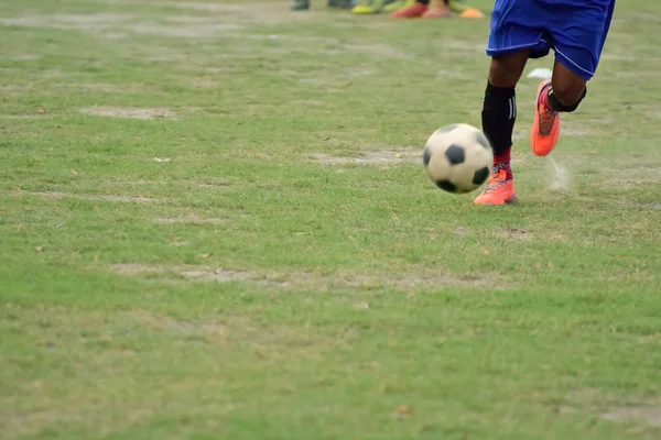 Garçon jouer au football — Photo