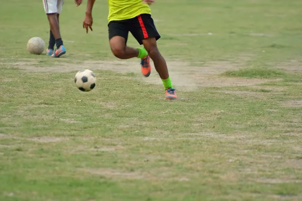 Junge spielt Fußball — Stockfoto