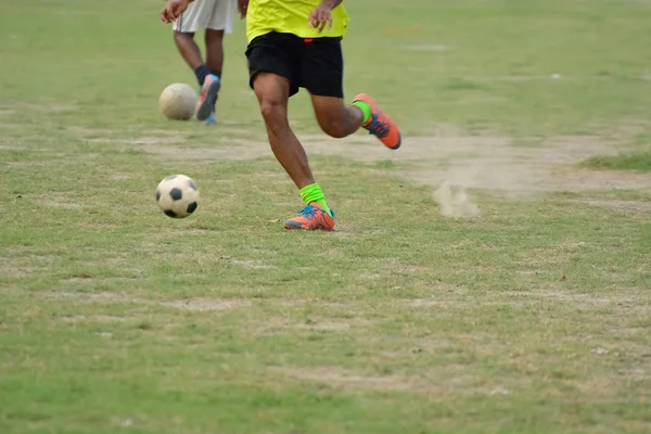 Jogador de futebol vai chutar uma bola de futebol — Fotografia de Stock