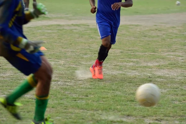 Fußballspieler kickt einen Fußball — Stockfoto
