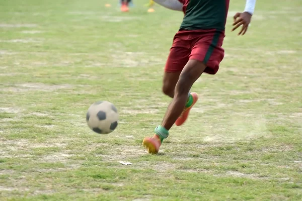 Menino jogando futebol — Fotografia de Stock