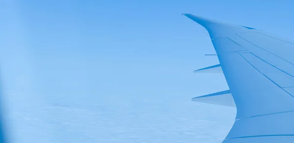 Ala Avião Voando Sobre Nuvens Céu Médio — Fotografia de Stock