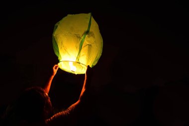 Bir feneri çıkarıyorum.