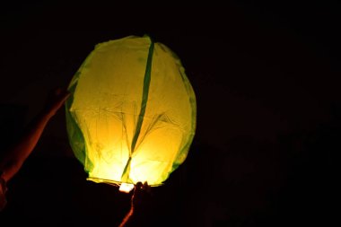 Bir feneri çıkarıyorum.