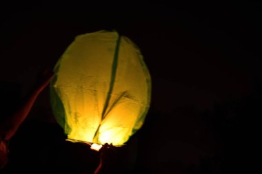 Bir feneri çıkarıyorum.