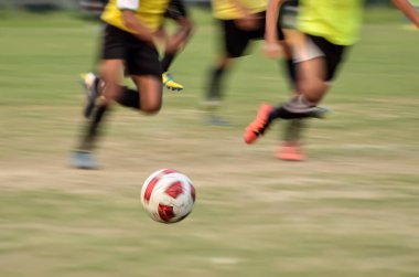 Futbol oynayan çocuklar