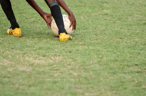 Boy Picking bola de futebol — Fotografia de Stock