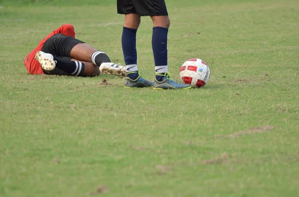 Fußballtorwart legt sich hin — Stockfoto