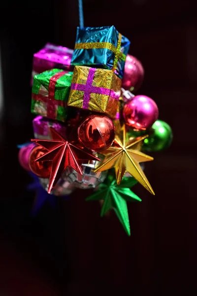 Regalos de Navidad en negro —  Fotos de Stock