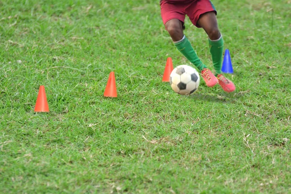 Player praktykujących dryblingu — Zdjęcie stockowe