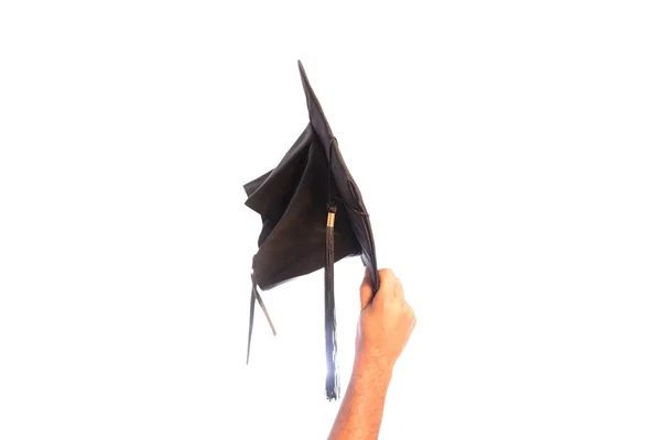 Студент тримає випускну шапку — стокове фото