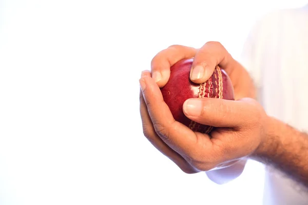 Kriket bowler v bílém — Stock fotografie